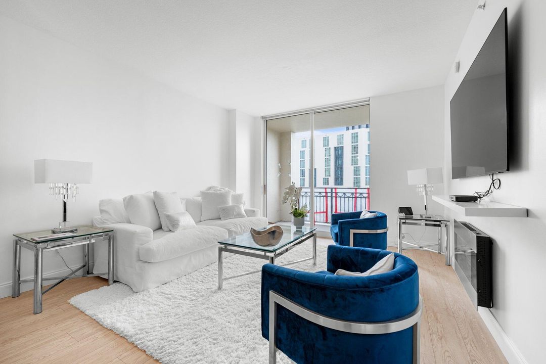 For Rent: $3,800 (1 beds, 1 baths, 755 Square Feet)