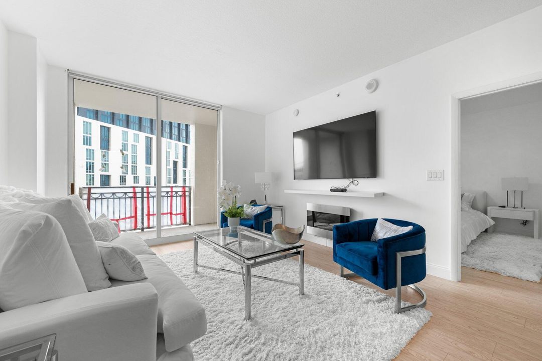 For Rent: $3,800 (1 beds, 1 baths, 755 Square Feet)