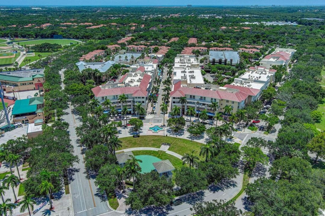 For Sale: $295,000 (1 beds, 1 baths, 596 Square Feet)