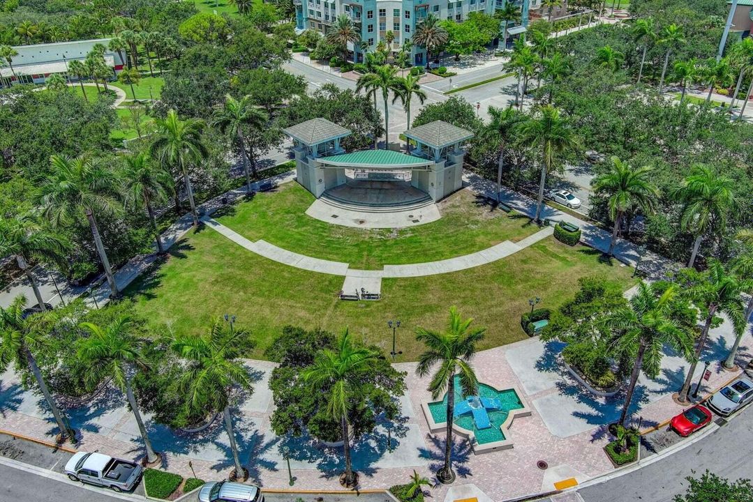 For Sale: $295,000 (1 beds, 1 baths, 596 Square Feet)