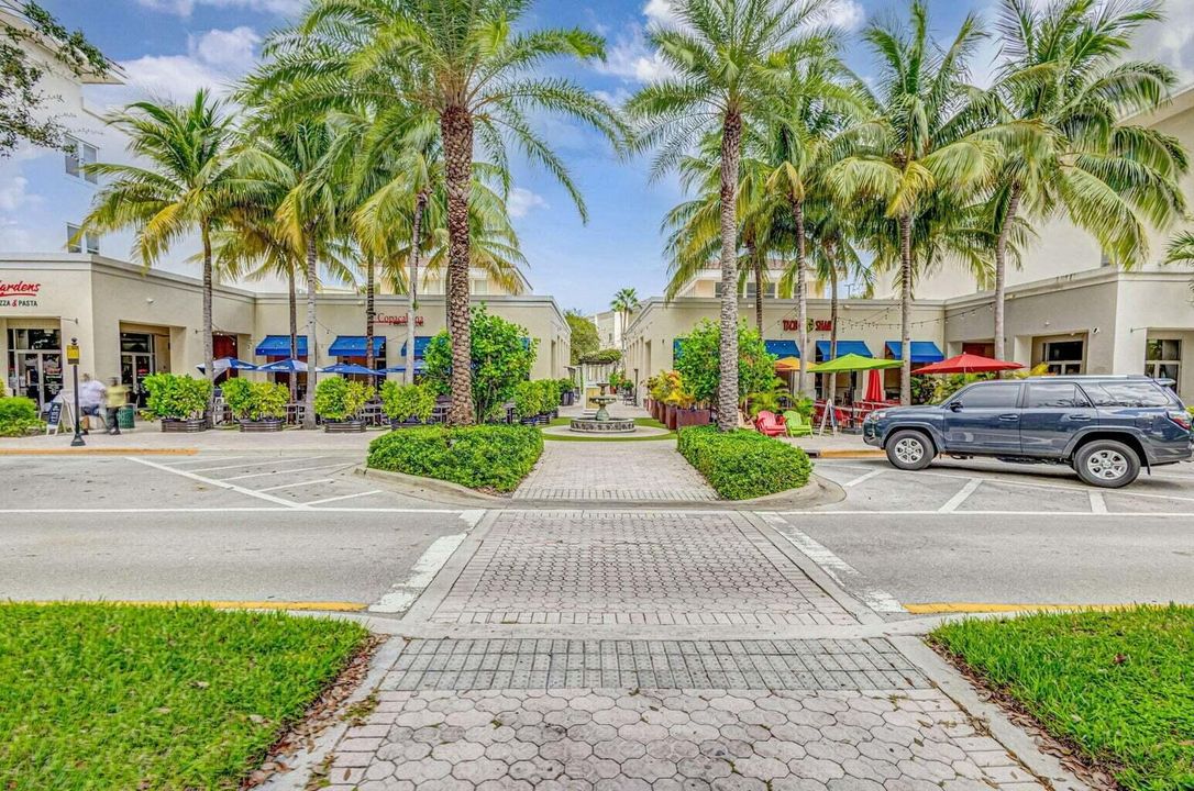 For Sale: $295,000 (1 beds, 1 baths, 596 Square Feet)