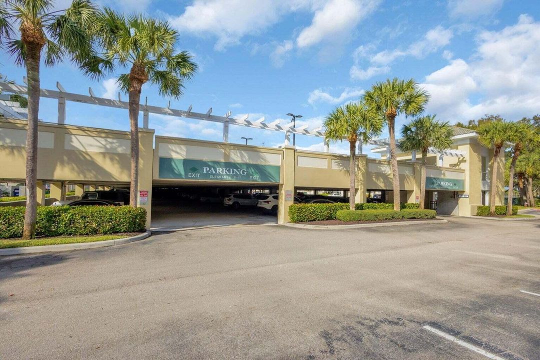 For Sale: $295,000 (1 beds, 1 baths, 596 Square Feet)