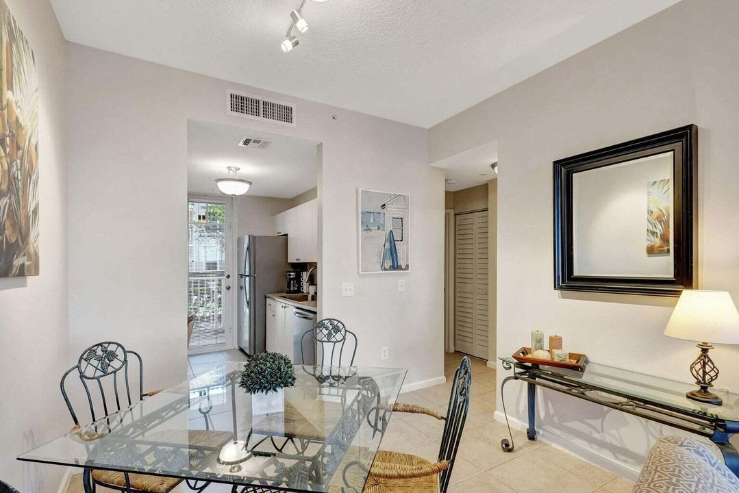 For Sale: $295,000 (1 beds, 1 baths, 596 Square Feet)