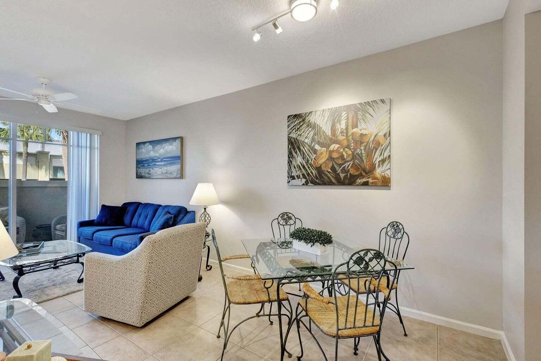 For Sale: $295,000 (1 beds, 1 baths, 596 Square Feet)