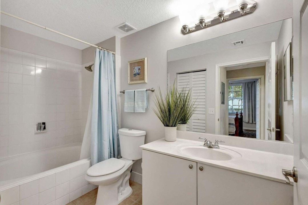 For Sale: $295,000 (1 beds, 1 baths, 596 Square Feet)