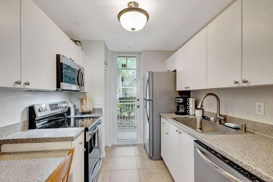 For Sale: $295,000 (1 beds, 1 baths, 596 Square Feet)