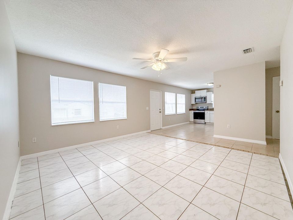 For Rent: $1,800 (2 beds, 1 baths, 824 Square Feet)