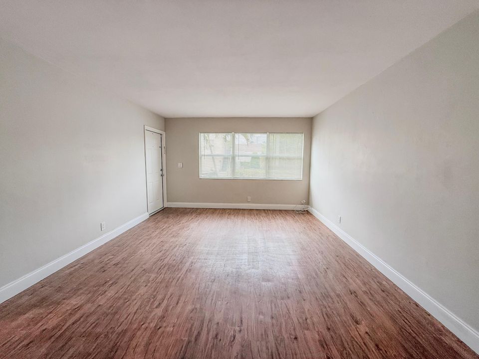 For Rent: $1,675 (2 beds, 1 baths, 750 Square Feet)
