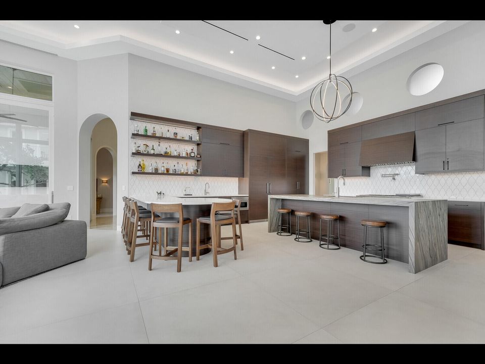 For Sale: $5,495,000 (6 beds, 6 baths, 7448 Square Feet)