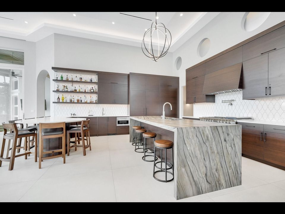 For Sale: $5,495,000 (6 beds, 6 baths, 7448 Square Feet)