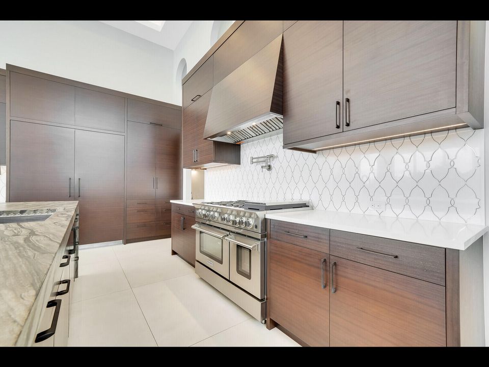 For Sale: $5,495,000 (6 beds, 6 baths, 7448 Square Feet)