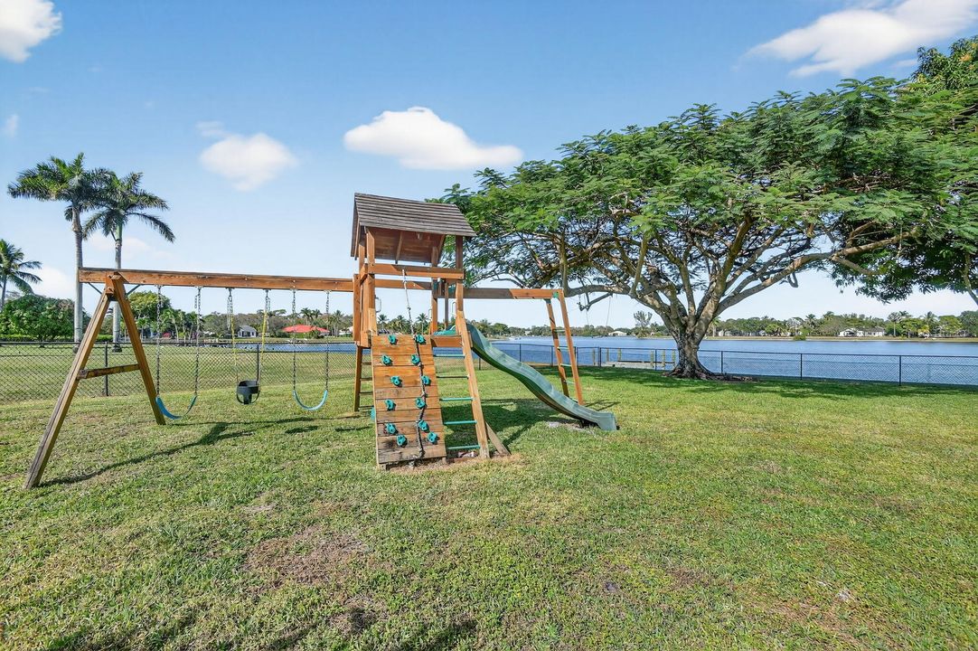 待售: $1,099,999 (4 贝兹, 3 浴室, 2525 平方英尺)