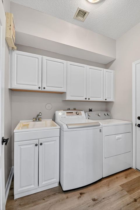 待售: $1,099,999 (4 贝兹, 3 浴室, 2525 平方英尺)