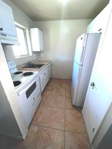 For Rent: $1,900 (2 beds, 1 baths, 728 Square Feet)
