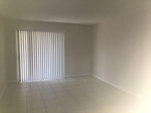 For Rent: $1,900 (2 beds, 1 baths, 728 Square Feet)