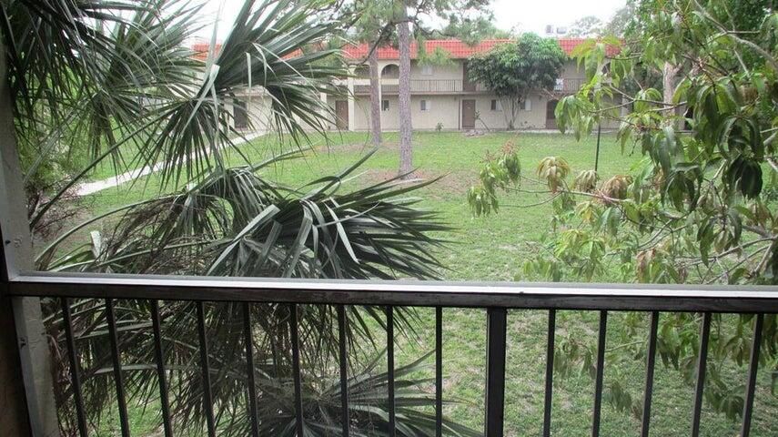 For Rent: $1,900 (2 beds, 1 baths, 728 Square Feet)