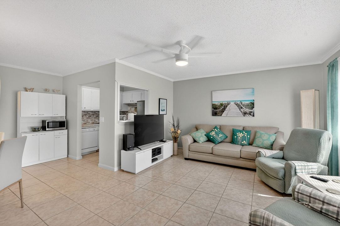 待售: $139,900 (1 贝兹, 1 浴室, 715 平方英尺)