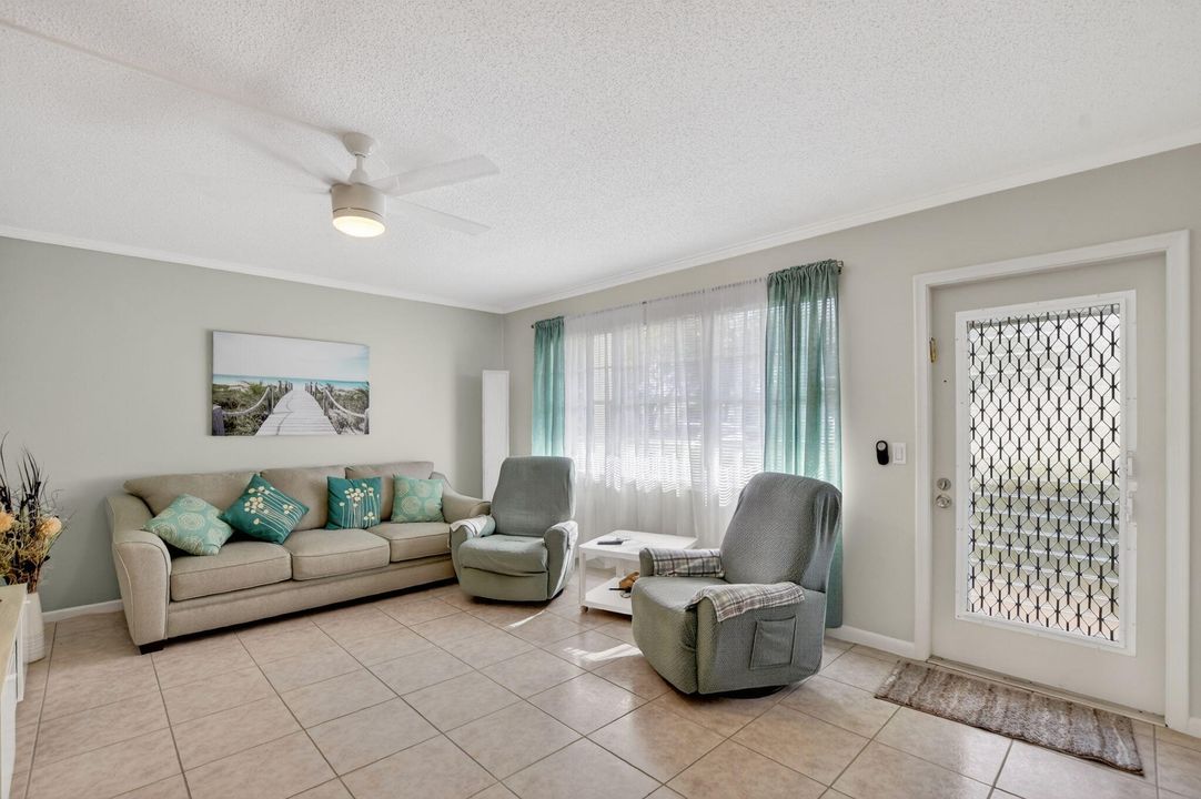 待售: $139,900 (1 贝兹, 1 浴室, 715 平方英尺)