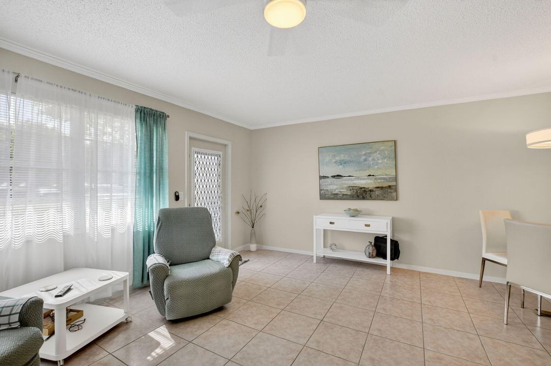 待售: $139,900 (1 贝兹, 1 浴室, 715 平方英尺)