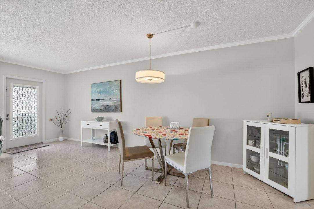 待售: $139,900 (1 贝兹, 1 浴室, 715 平方英尺)