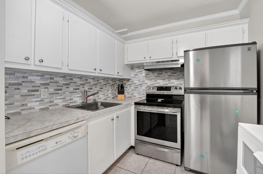 待售: $139,900 (1 贝兹, 1 浴室, 715 平方英尺)