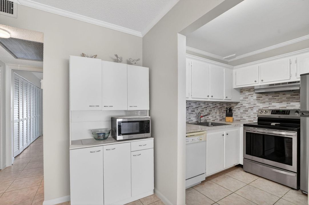 待售: $139,900 (1 贝兹, 1 浴室, 715 平方英尺)