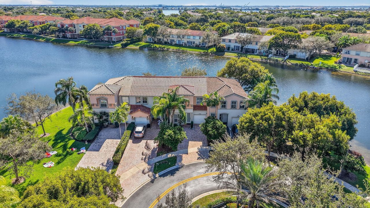 For Sale: $585,000 (3 beds, 2 baths, 1960 Square Feet)