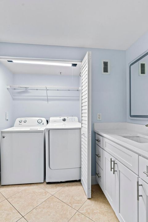 For Sale: $235,000 (2 beds, 1 baths, 922 Square Feet)