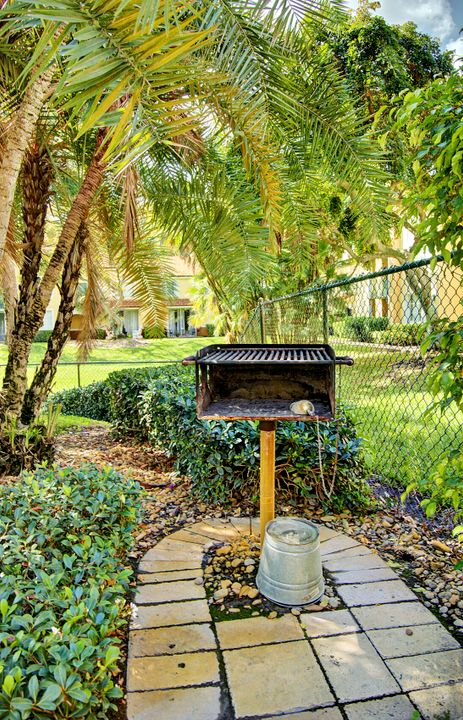 For Sale: $235,000 (2 beds, 1 baths, 922 Square Feet)