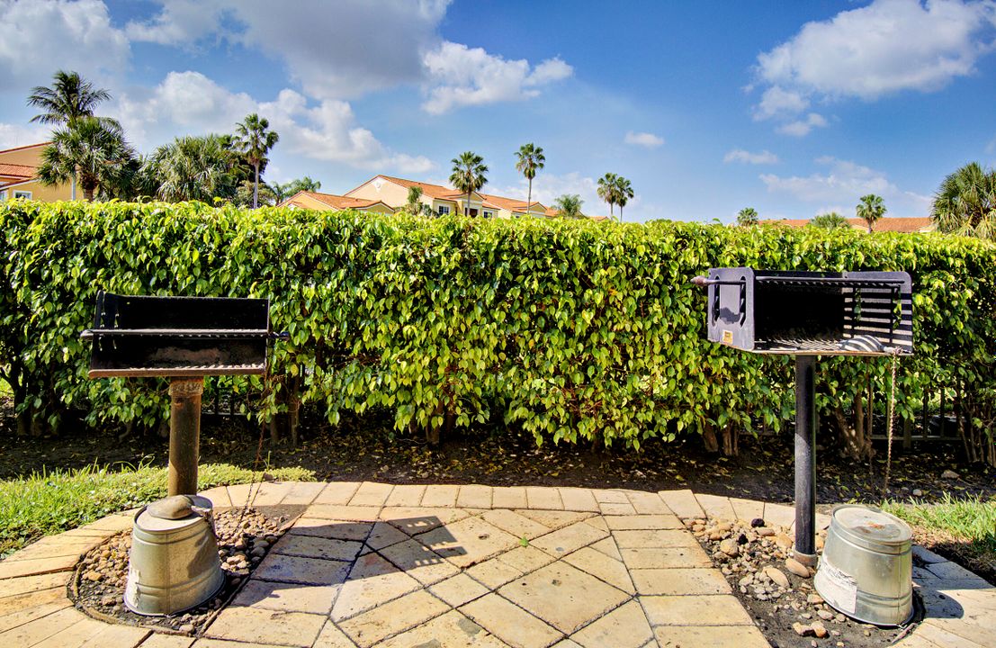 For Sale: $235,000 (2 beds, 1 baths, 922 Square Feet)