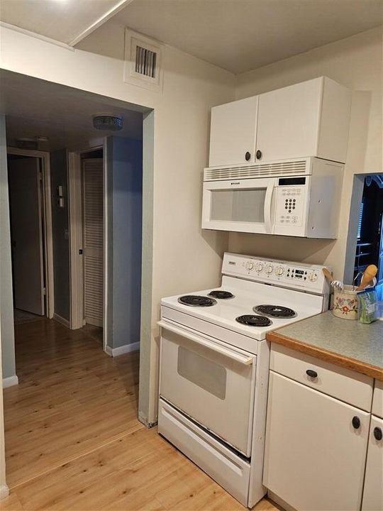 For Sale: $124,900 (1 beds, 1 baths, 658 Square Feet)