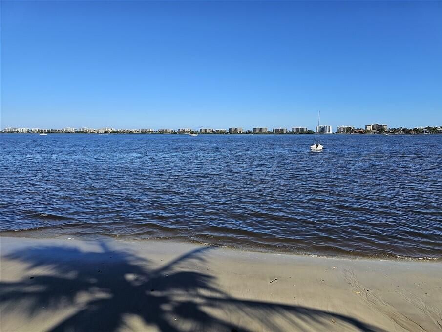 For Sale: $124,900 (1 beds, 1 baths, 658 Square Feet)