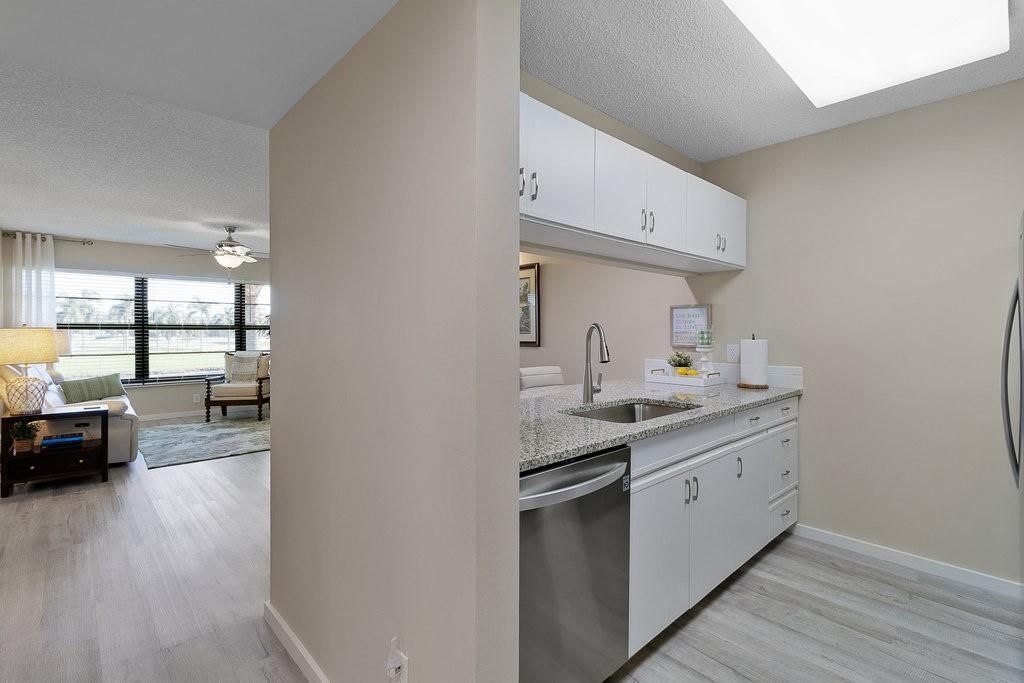 For Sale: $174,500 (1 beds, 1 baths, 804 Square Feet)