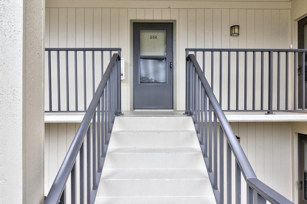 For Sale: $174,500 (1 beds, 1 baths, 804 Square Feet)