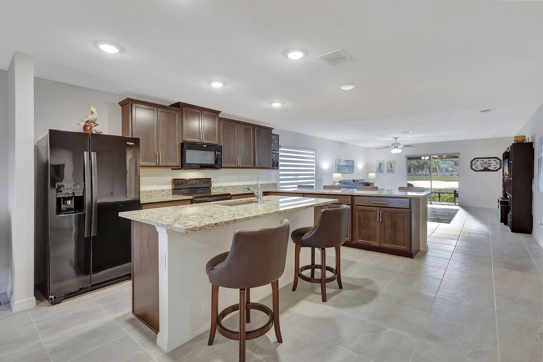 На продажу: $347,000 (3 спален, 2 ванн, 1696 Квадратных фут)