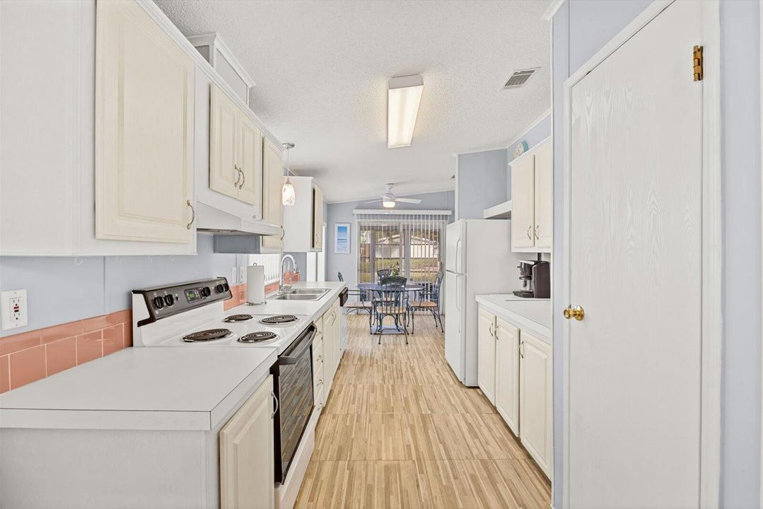 For Sale: $137,900 (3 beds, 2 baths, 1336 Square Feet)