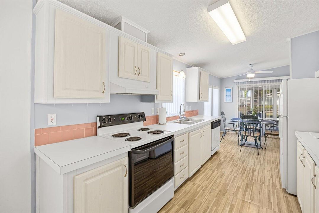 For Sale: $137,900 (3 beds, 2 baths, 1336 Square Feet)