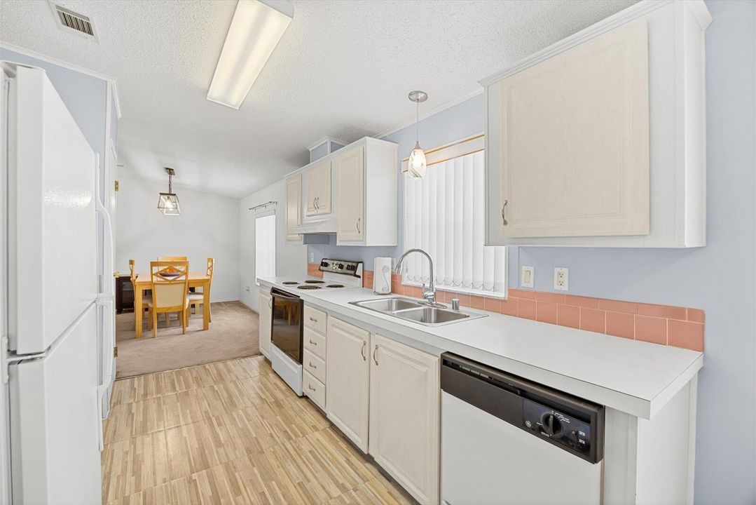 For Sale: $137,900 (3 beds, 2 baths, 1336 Square Feet)