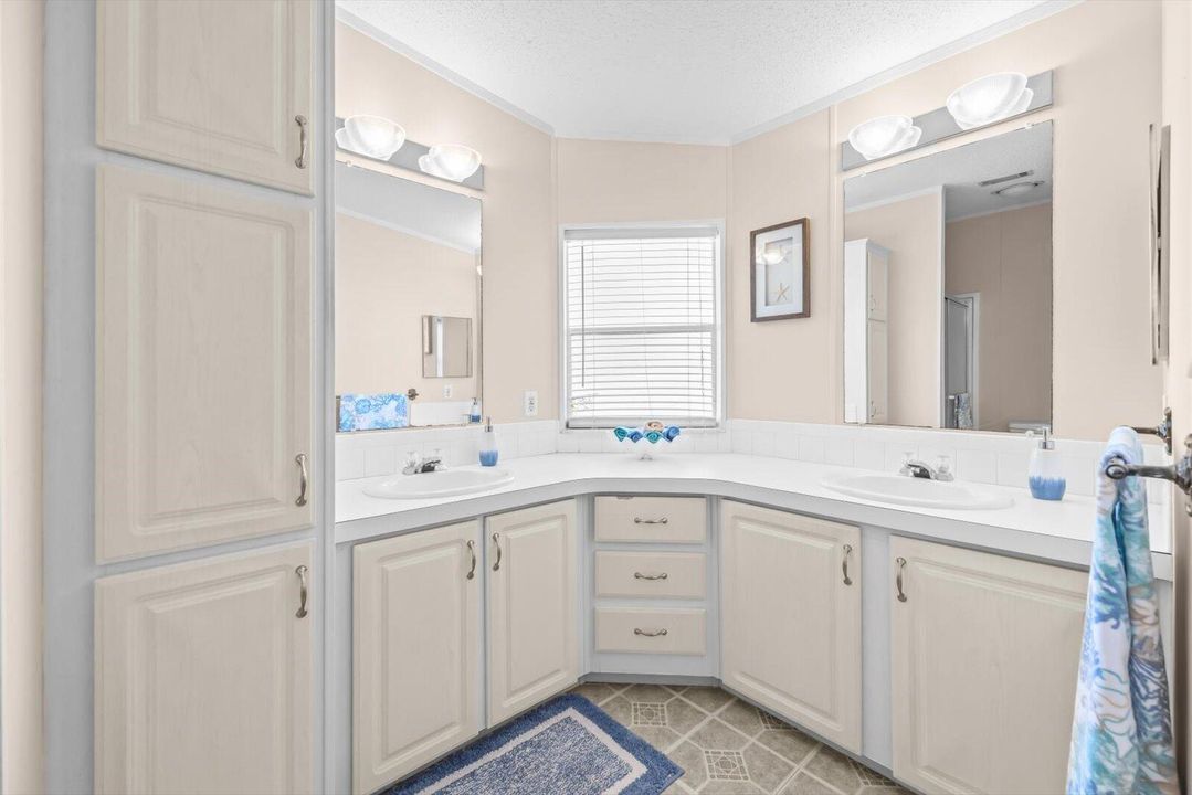 For Sale: $137,900 (3 beds, 2 baths, 1336 Square Feet)