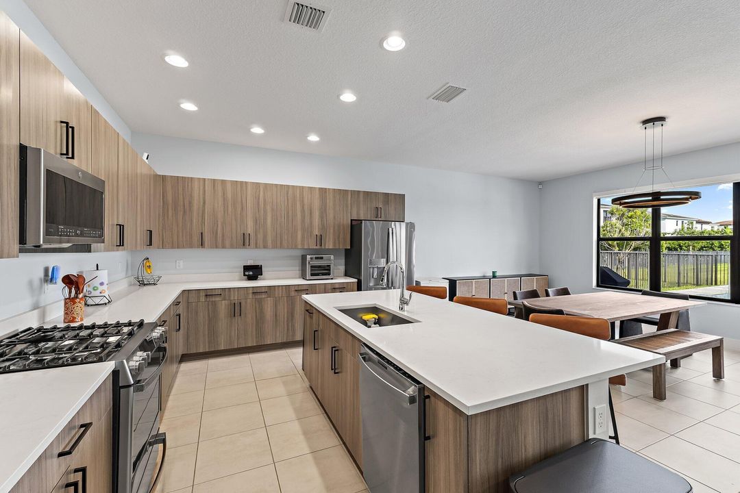 For Sale: $735,000 (4 beds, 3 baths, 2512 Square Feet)