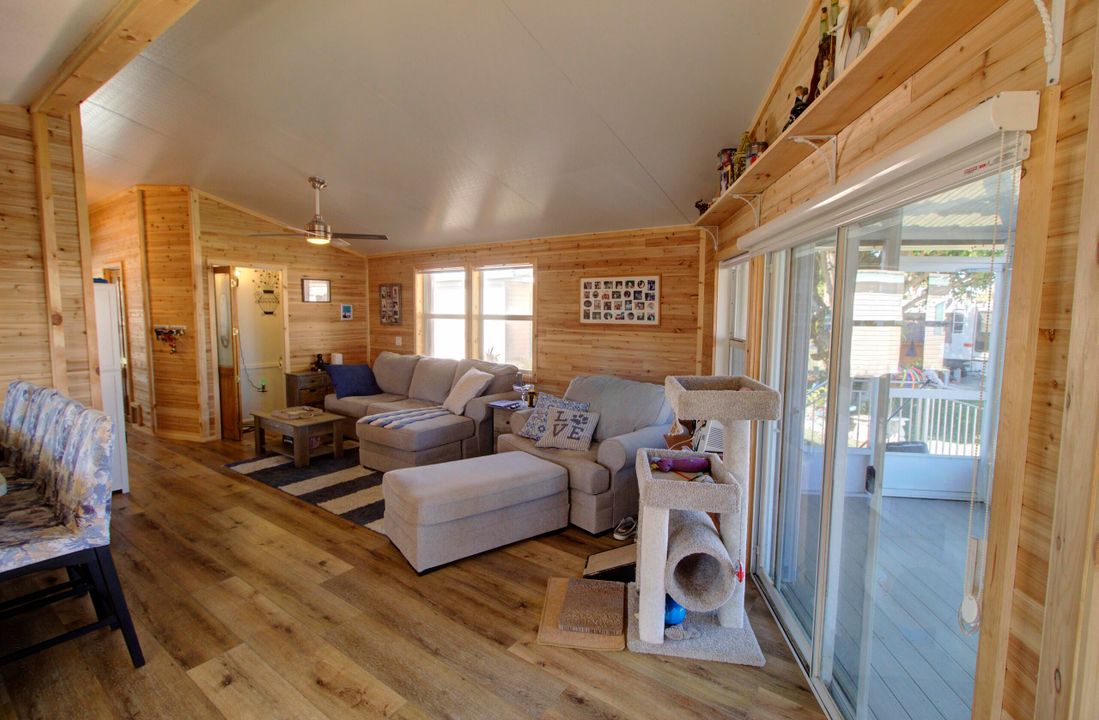 待售: $179,000 (2 贝兹, 1 浴室, 899 平方英尺)