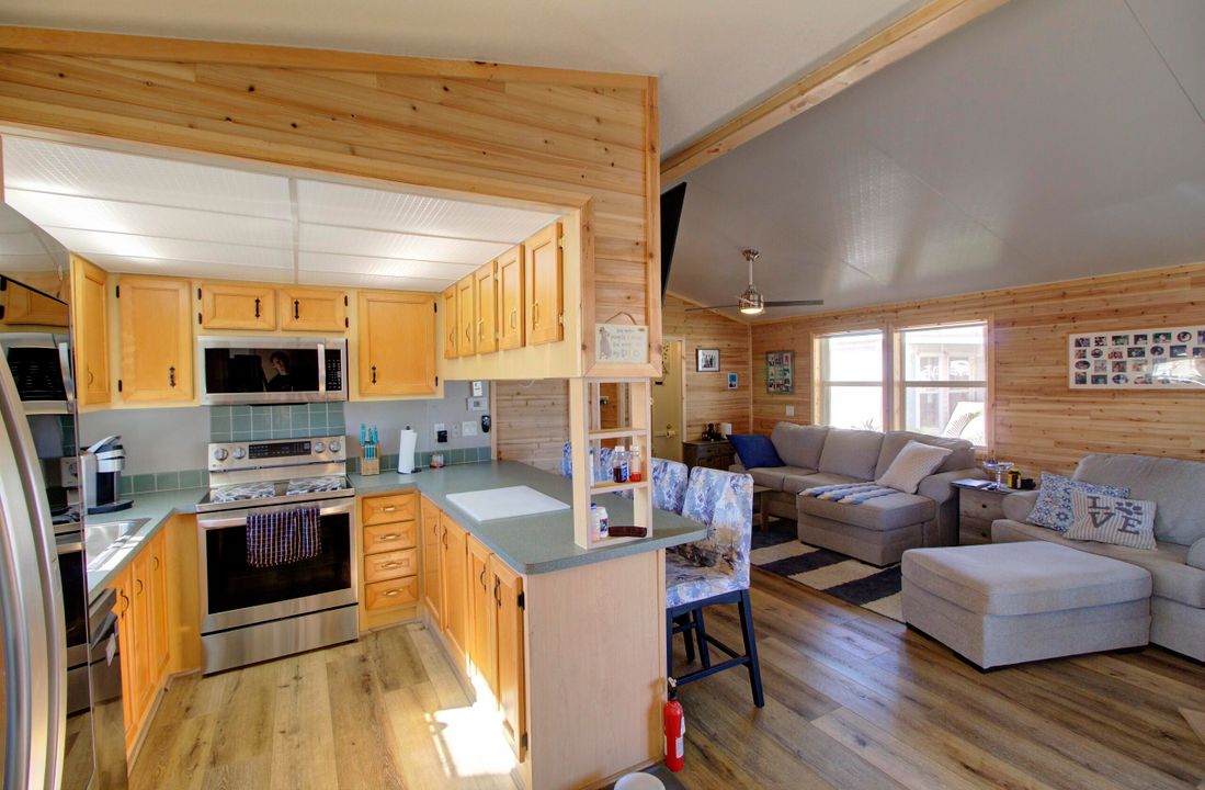 待售: $179,000 (2 贝兹, 1 浴室, 899 平方英尺)