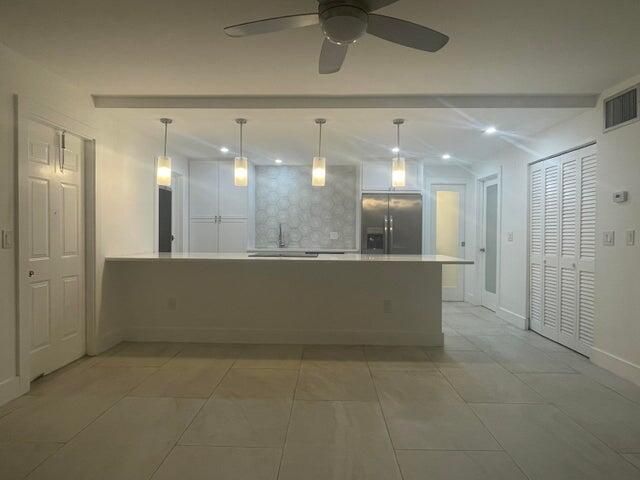 For Rent: $2,200 (2 beds, 2 baths, 810 Square Feet)