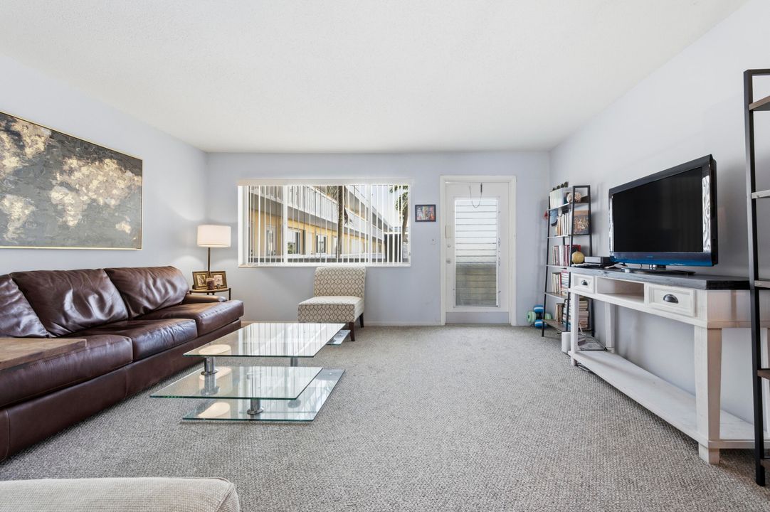 For Sale: $195,000 (1 beds, 1 baths, 640 Square Feet)