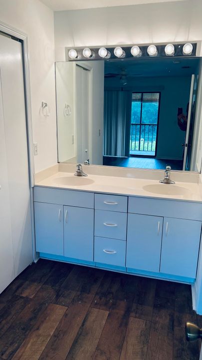 出租: $1,850 (2 贝兹, 2 浴室, 861 平方英尺)