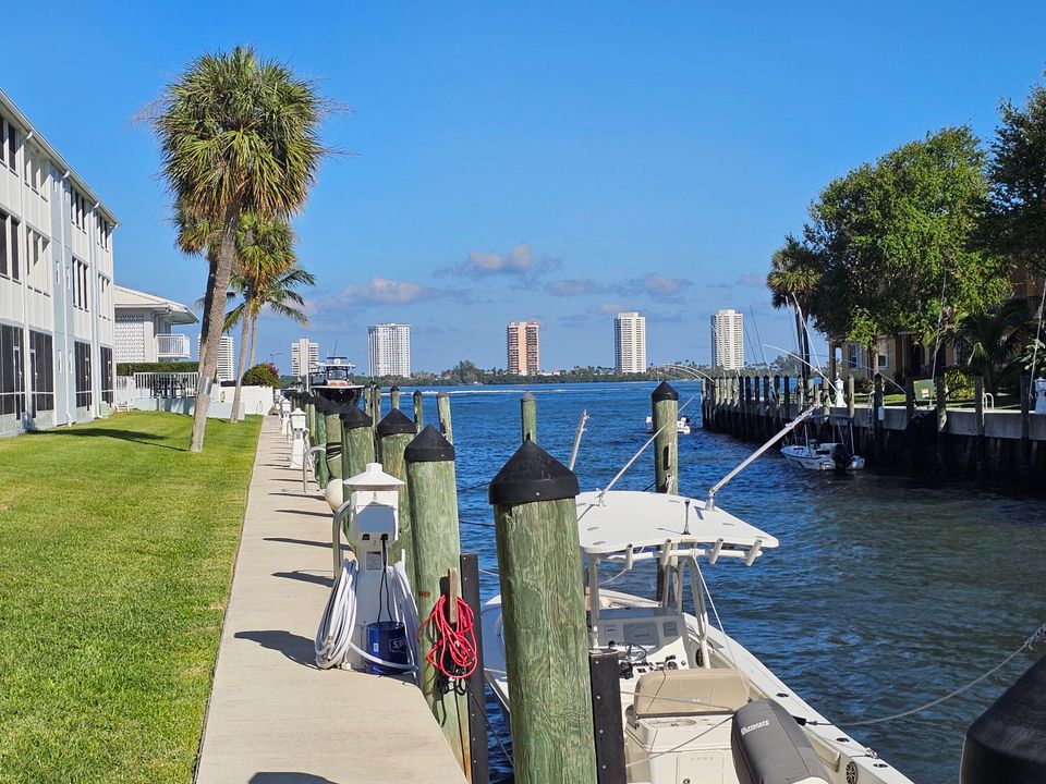 For Rent: $2,000 (1 beds, 1 baths, 723 Square Feet)