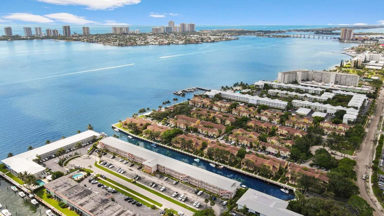 For Rent: $2,000 (1 beds, 1 baths, 723 Square Feet)