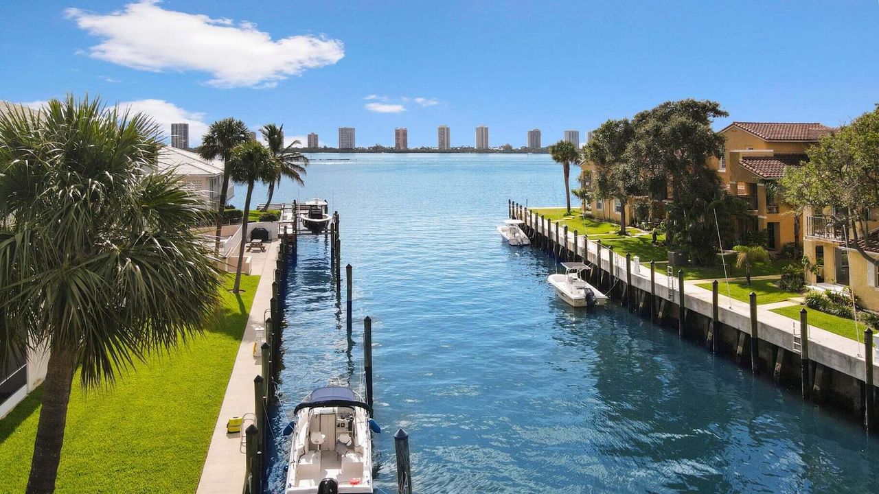 For Rent: $2,000 (1 beds, 1 baths, 723 Square Feet)