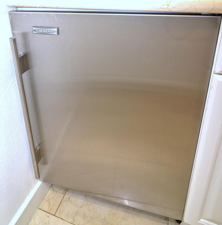 For Sale: $535,000 (1 beds, 1 baths, 389 Square Feet)