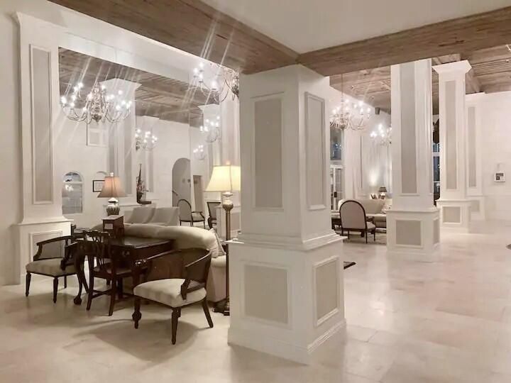 For Sale: $535,000 (1 beds, 1 baths, 389 Square Feet)